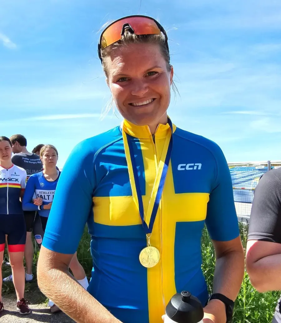 Emma med guldmedaljen i svenska mästartröjan
