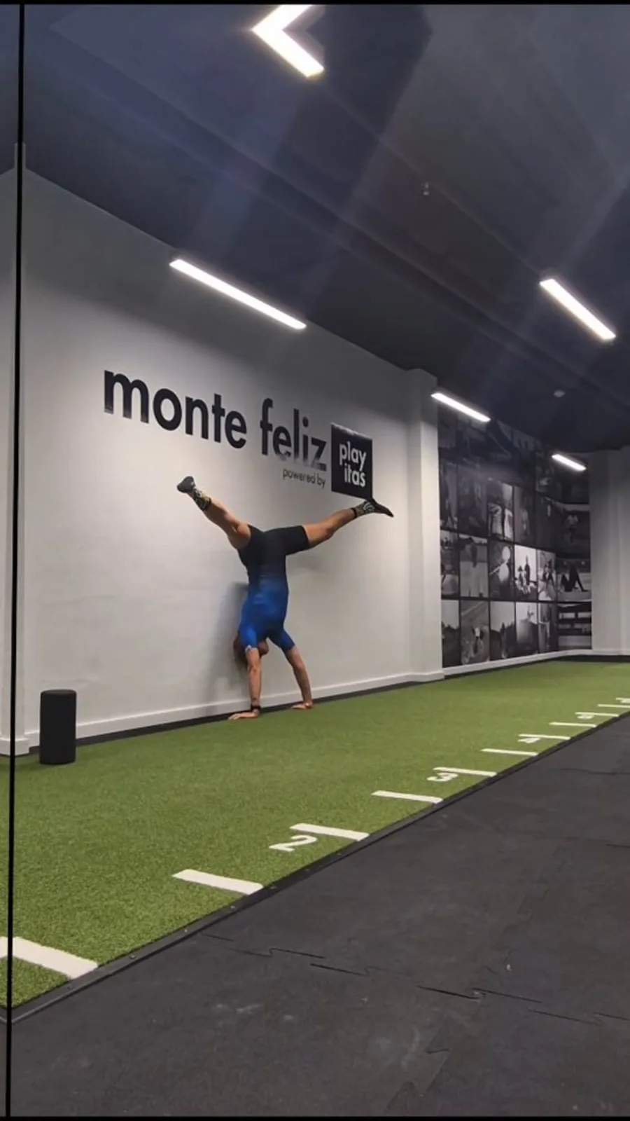 Emma gör handstående mot väggen i gymmet på Monte Feliz