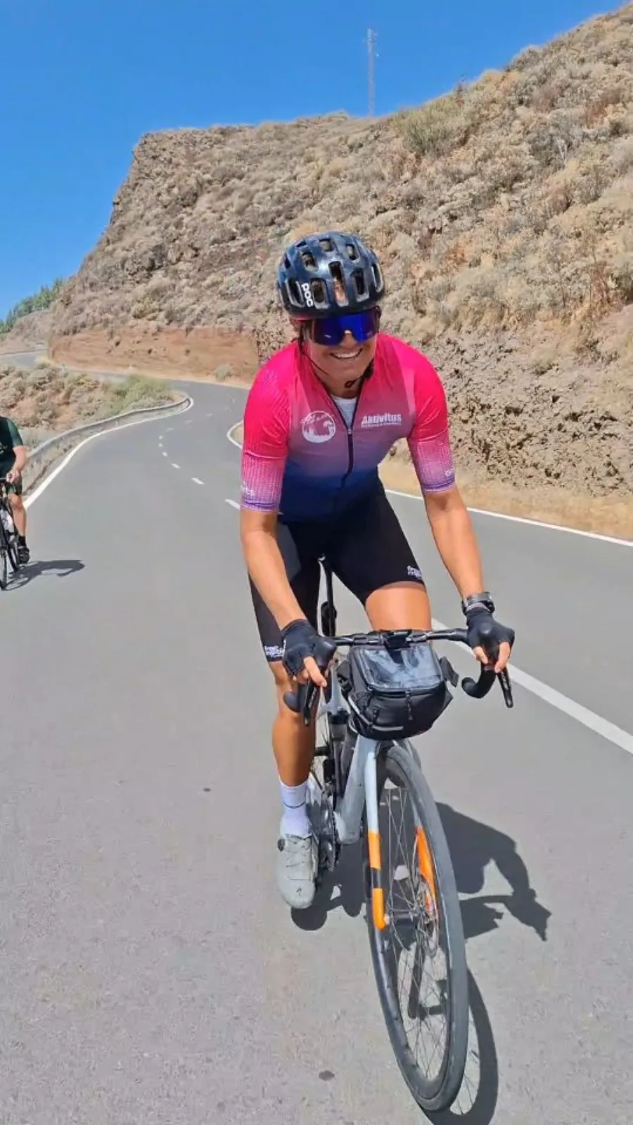 Emma cyklar uppför mot Pico de las Nieves på Gran Canaria