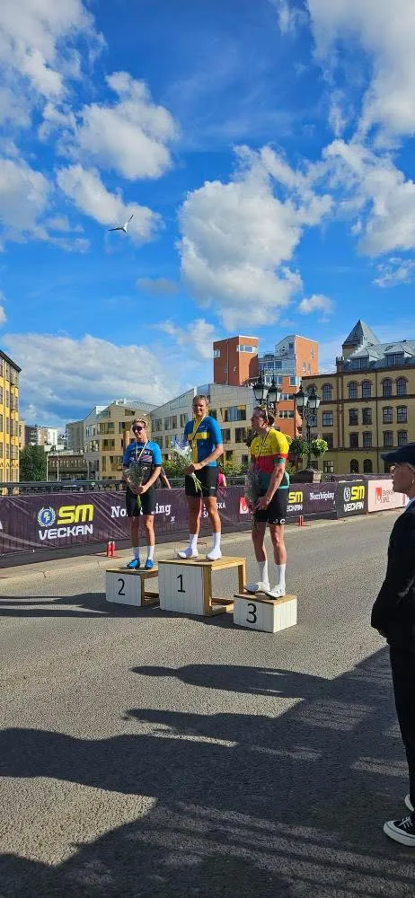 Emma högst upp på prispallen på SM i Norrköping, juni 2025