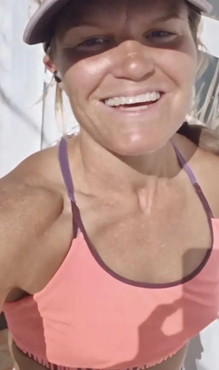 Emma ler i solen efter träning