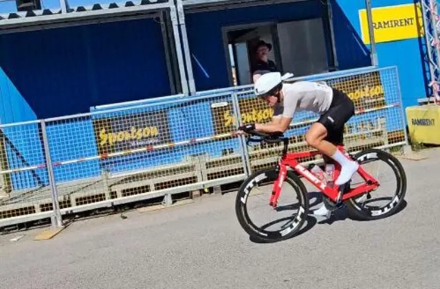 Emma kör tempo på en röd tempocykel
